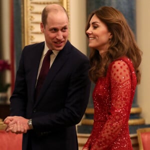 Kate Middleton alia transparência e brilho em look vermelho romântico nesta segunda-feira, dia 20 de janeiro de 2020