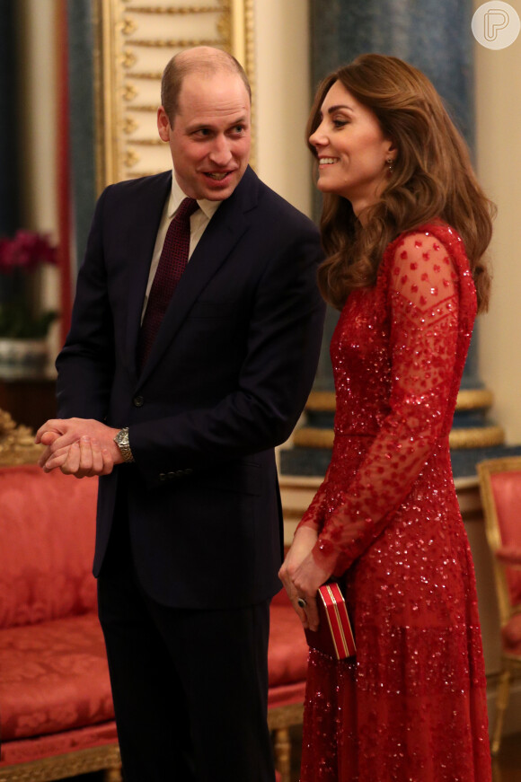 Kate Middleton alia transparência e brilho em look vermelho romântico nesta segunda-feira, dia 20 de janeiro de 2020