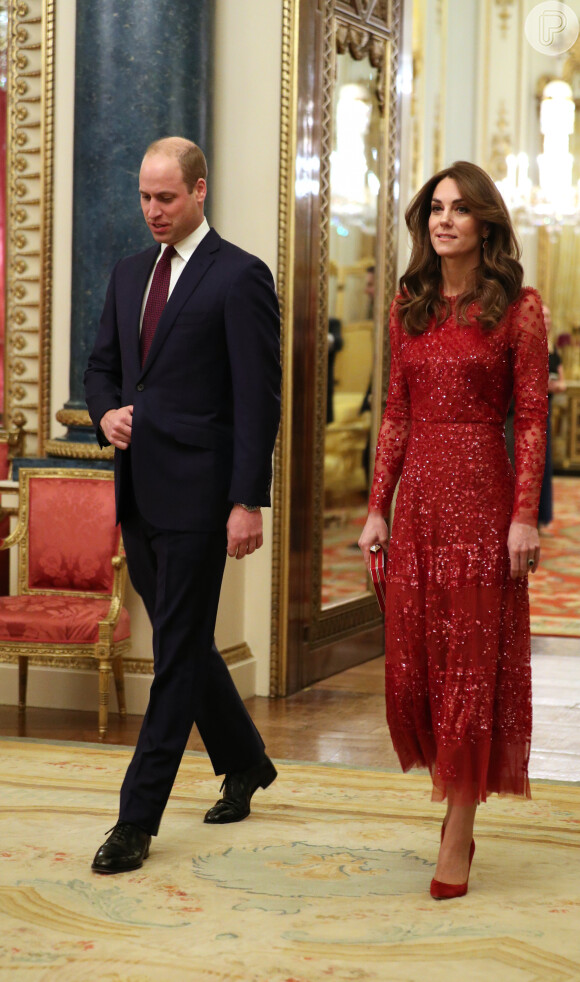 Kate Middleton alia transparência e brilho em look vermelho romântico nesta segunda-feira, dia 20 de janeiro de 2020
