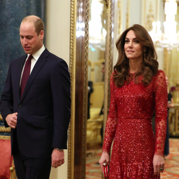 Kate Middleton alia transparência e brilho em look vermelho romântico nesta segunda-feira, dia 20 de janeiro de 2020