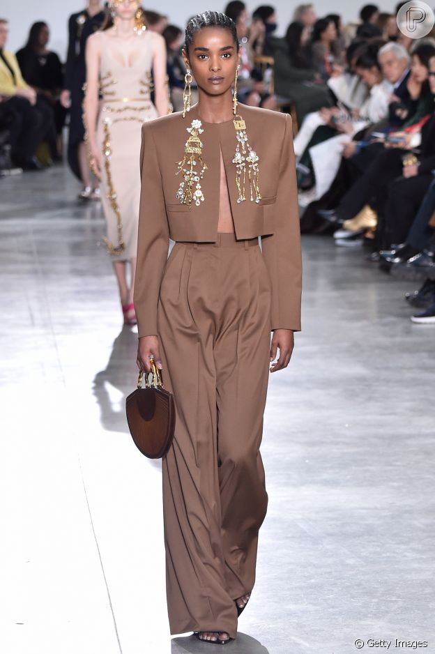 Moda no Paris Fashion Week: tailleur com recorte reto são tendência da alta-costura