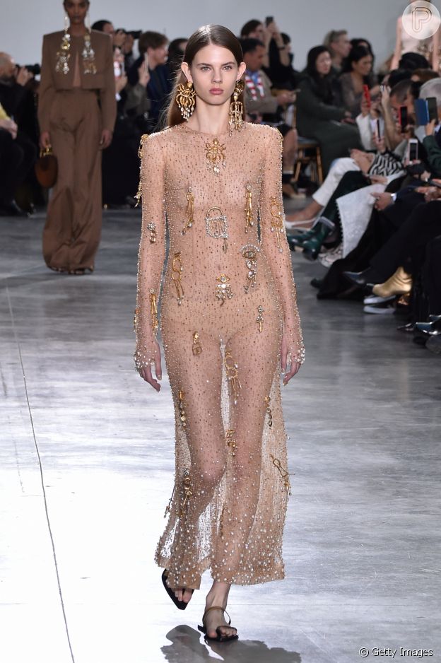 Moda no Paris Fashion Week: transparência máxima com detalhes de pegada e brilho no corpo é tendência da alta-costura