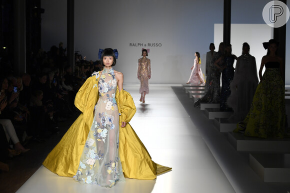 Moda no Paris Fashion Week: volume elevado ao máximo é tendência da alta-costura
