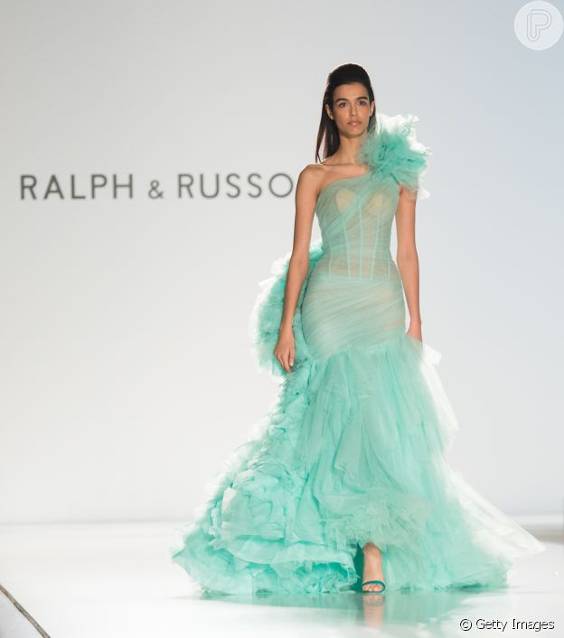 Moda no Paris Fashion Week: pluma e transparência bombou na alta-costura