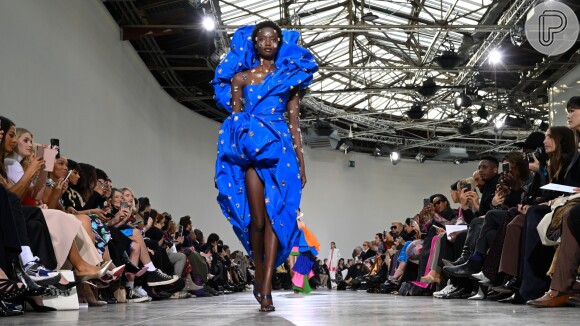 Moda no Paris Fashion Week: fluidez, floral, acessórios maximalistas, transparência e mais tendências da alta-costura