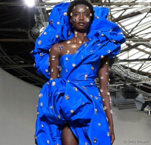 Moda no Paris Fashion Week: fluidez, floral, acessórios maximalistas, transparência e mais tendências da alta-costura
