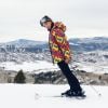 Anitta não abriu mão de looks fashionistas nos dias de neve