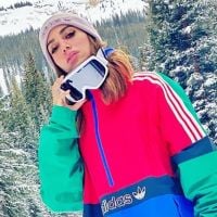 Ajudinha! Anitta carrega Lexa nas costas ao esquiar: 'Boa parte da montanha'