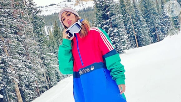 Anitta leva Lexa nas costas em tarde de esqui em Aspen, nos Estados Unidos. Veja vídeo postado nesta teça-feira, dia 21 de janeiro de 2020
