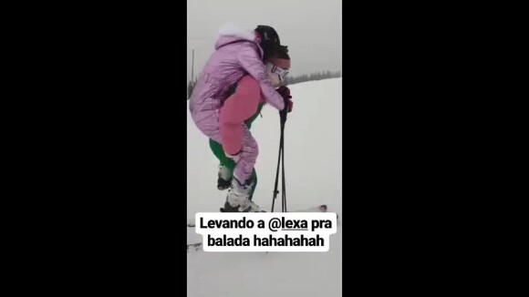 Anitta leva Lexa nas costas durante esqui nos EUA: 'Levando para a balada!'