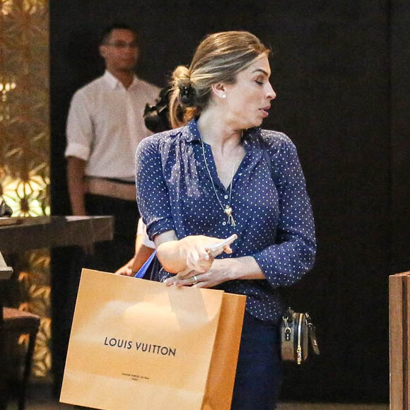 Grazi Massafera foi fotografada fazendo compras em dia do aniversário de 31 anos Caio Castro