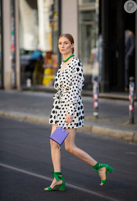 Calçados e bolsa com cor vibrantes são trend no street style