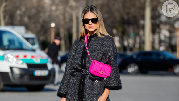 Moda verão 202: bolsa pink contrasta o look neutro e deixa o visual fashion