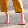 A moda é colorir! Detalhe da sandália rosa constrasta com o look neutro