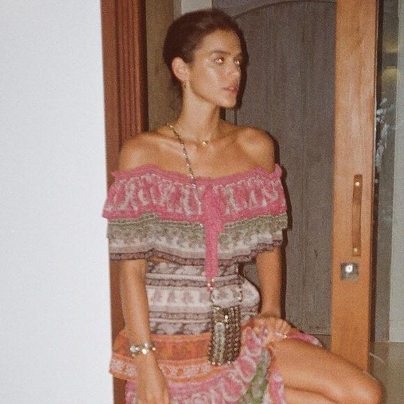 Bruna Marquezine alia trends em look de férias. Veja mais fotos postadas pela atriz nesta quinta-feira, dia 23 de dezembro de 2020