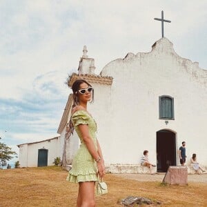 Bruna Marquezine, mesmo longe de Trancoso, seguiu mostrando looks usados na cidade baiana