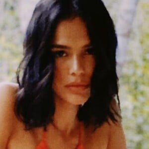 Bruna Marquezine alia trends da moda em looks nas férias