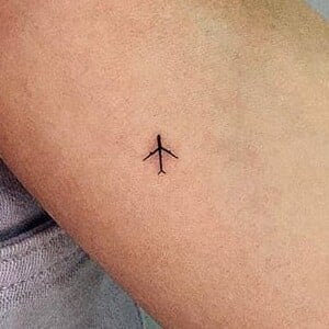 Larissa Manoela faz tatuagem para 'Modo avião': 'Minha estreia numa super potência de streaming mundial significa muito pra mim'