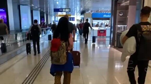 Maiara, dupla de Maraisa, filmou a irmã com look de grife em aeroporto