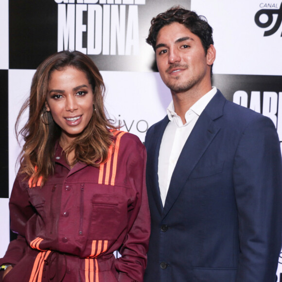 Anitta prestigia Gabriel Medina em première de filme em São Paulo