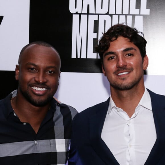 Rubens Barrichelo, Thiaguinho e Rafael Zulu prestigiaram Gabriel Medina nos cinemas