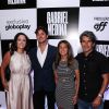 Gabriel Medina posa com os pais e a irmã, Sophia Medina, nos cinemas