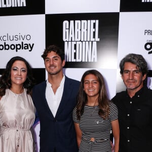 Gabriel Medina posa com os pais e a irmã, Sophia Medina, nos cinemas