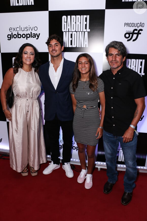 Gabriel Medina posa com os pais e a irmã, Sophia Medina, nos cinemas