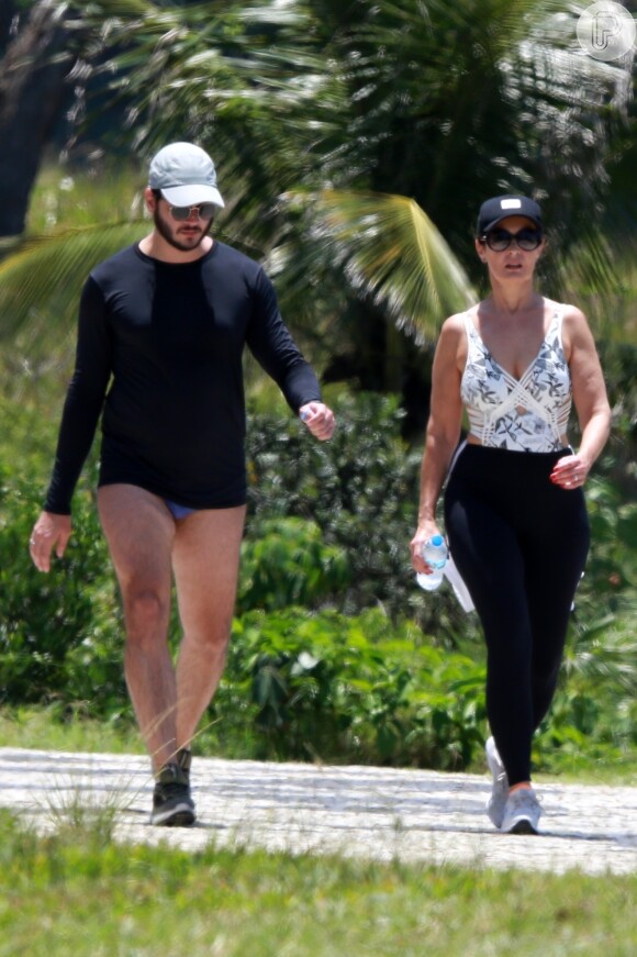 Fátima Bernardes foi vista caminhando com namorado, Túlio Gadêlha, em praia do RJ