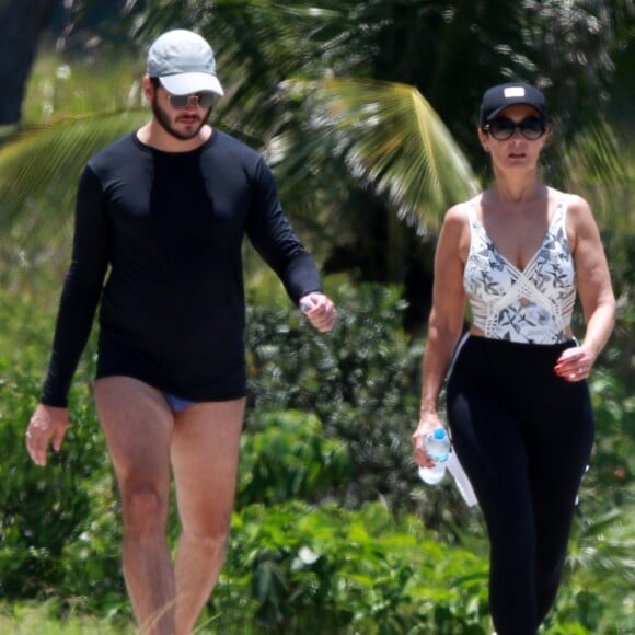 Fátima Bernardes foi vista caminhando com namorado, Túlio Gadêlha, em praia do RJ