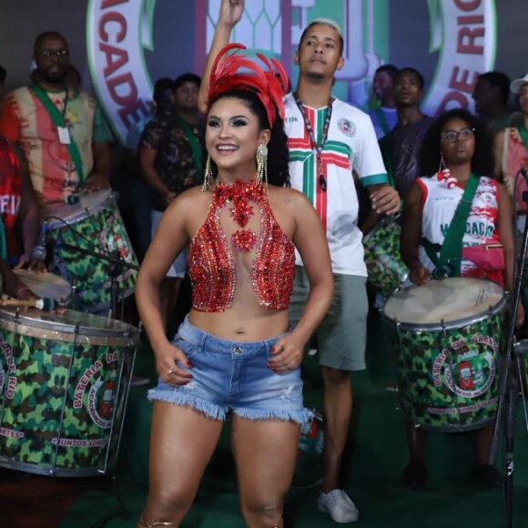 Mileide Mihaile esbanjou boa forma em ensaio de Carnaval 