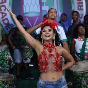 Mileide Mihaile mostrou gingado e sensualidade em ensaio de Carnaval