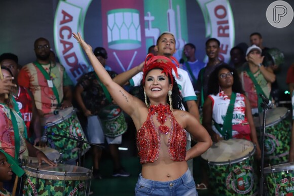 Mileide Mihaile mostrou gingado e sensualidade em ensaio de Carnaval