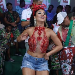 Mileide Mihaile colocou o corpo para jogo no ensaio de Carnaval na quadra da Acadêmicos do Grande Rio nesta terça-feira, 4 de janeiro de 2020