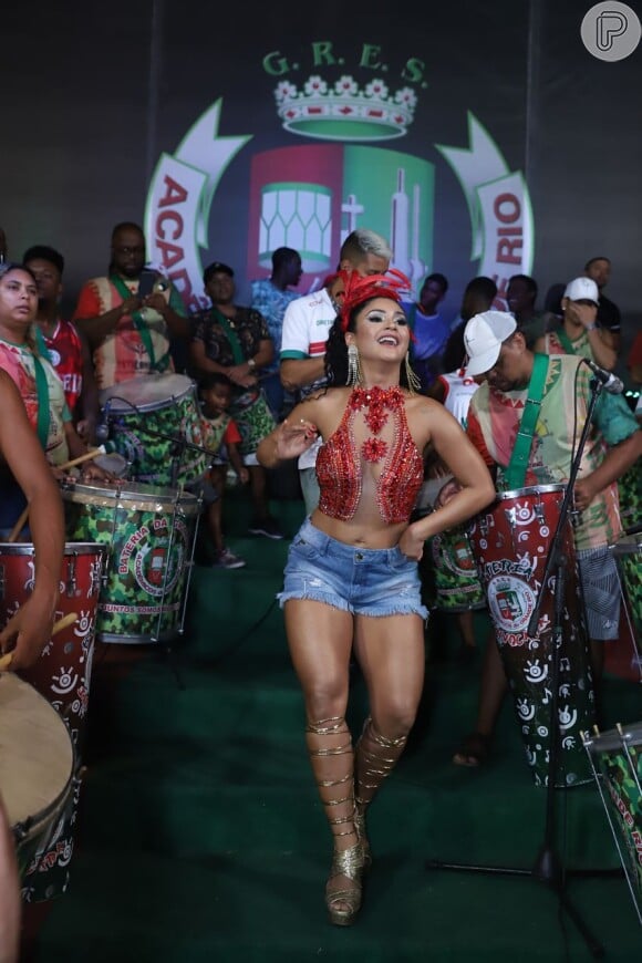 Mileide Mihaile colocou o corpo para jogo no ensaio de Carnaval na quadra da Acadêmicos do Grande Rio nesta terça-feira, 4 de janeiro de 2020