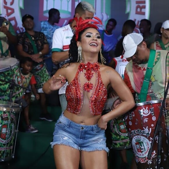Mileide Mihaile colocou o corpo para jogo no ensaio de Carnaval na quadra da Acadêmicos do Grande Rio nesta terça-feira, 4 de janeiro de 2020