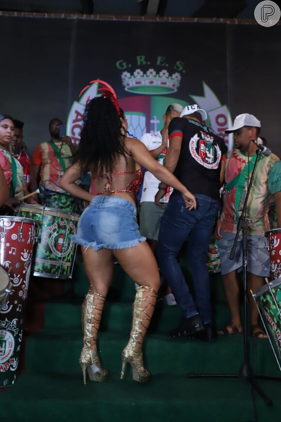 Mileide Mihaile arrasou em noite samba no Rio de Janeiro