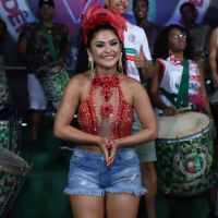 De top decotado e short, Mileide Mihaile cai no samba em ensaio da Grande Rio