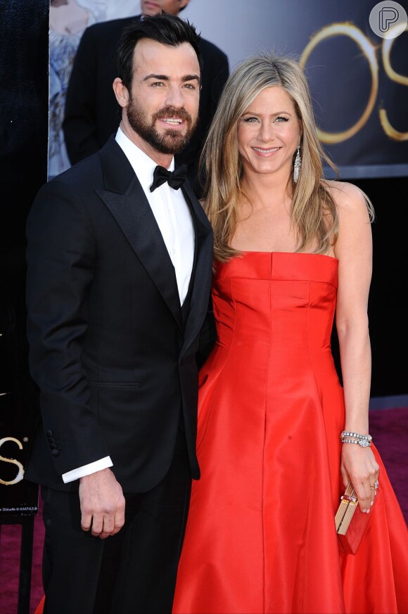 Jennifer Aniston chega ao Oscar 2013 acompanha do noivo, o ator e roteirista Justin Theroux