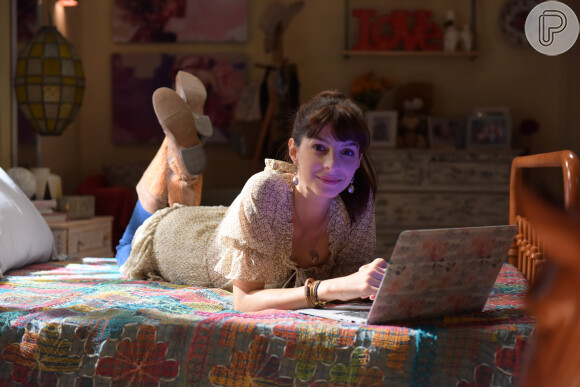 Maria Antônia (Michelle Batista) usa a web em busca de conselhos amorosos na novela 'Amor Sem Igual'