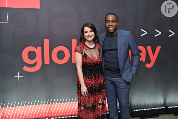 Lázaro Ramos e a jornalista Mila Burns no evento de lançamento do Globoplay nos Estados Unidos