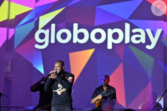 O cantor Thiaguinho fez um pocket show no evento de lançamento do Globoplay nos Estados Unidos