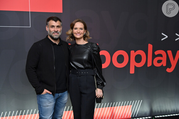 Fernanda Rodrigues posa com o marido, o diretor Raoni Carneiro, na festa de lançamento do Globoplay nos Estados Unidos