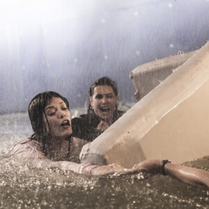 Na novela 'Salve-se Quem Puder', Kyra (Vitória Strada) e Alexia (Deborah Secco) sobreviveram a passagem de um furacão em Cancún