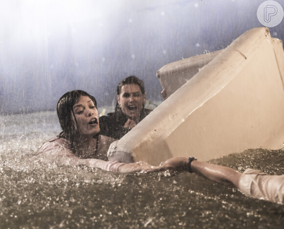 Na novela 'Salve-se Quem Puder', Kyra (Vitória Strada) e Alexia (Deborah Secco) sobreviveram a passagem de um furacão em Cancún