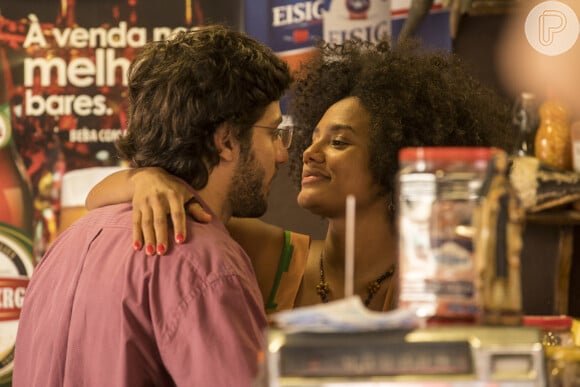 Na novela 'Amor de Mãe', Camila (Jéssica Ellen) e Danilo (Chay Suede) festejam porque a barriga de aluguel de Thelma (Adriana Esteves) foi bem sucedida no capítulo de quinta-feira, 20 de fevereiro de 2020