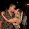 Xanddy troca beijos com a mulher, Carla Pérez, em show de Anitta; ex-dançarina do É o Tchan requebrou no palco