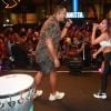Anitta e Xanddy, do Harmonia do Samba, agitaram os fãs com a parceria 'Tic Nervoso'