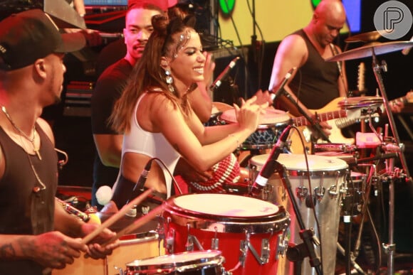 Anitta toca percussão em último ensaio antes do Carnaval 2020 em Salvador, na Bahia