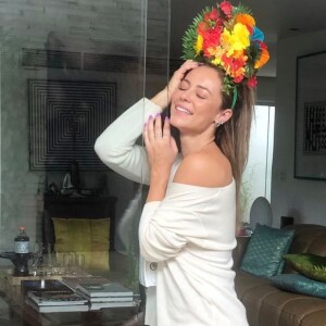 Paolla Oliveira não abre mão de comer chocolate no dia do desfile